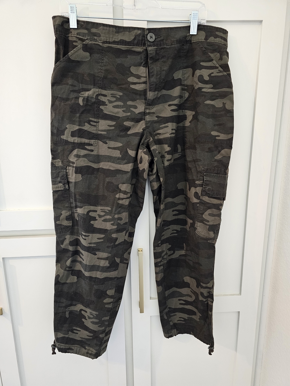 Social Standard Men's Camo Cargo Pants in Dark Olive